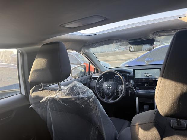 New Toyota Corolla Cross XLE 2WD 2024 White photo 5