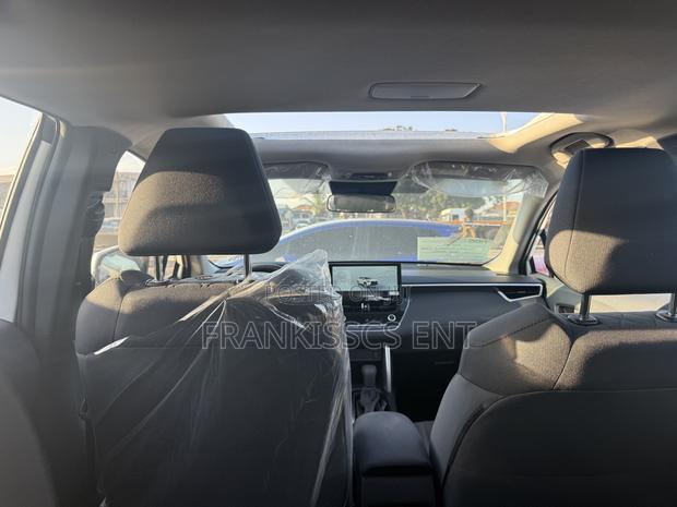 New Toyota Corolla Cross XLE 2WD 2024 White photo 3