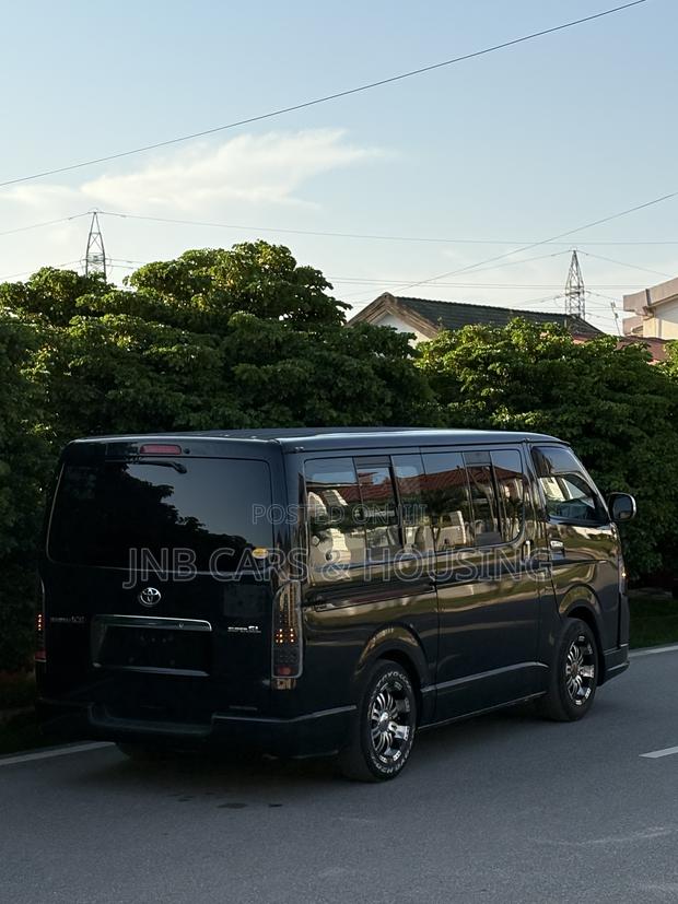 Toyota HiAce 2013 Black