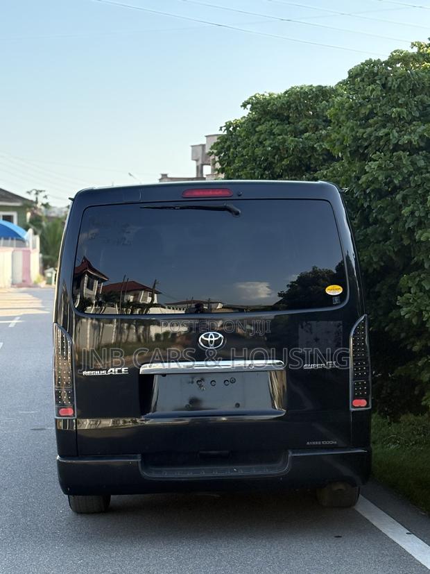 Toyota HiAce 2013 Black