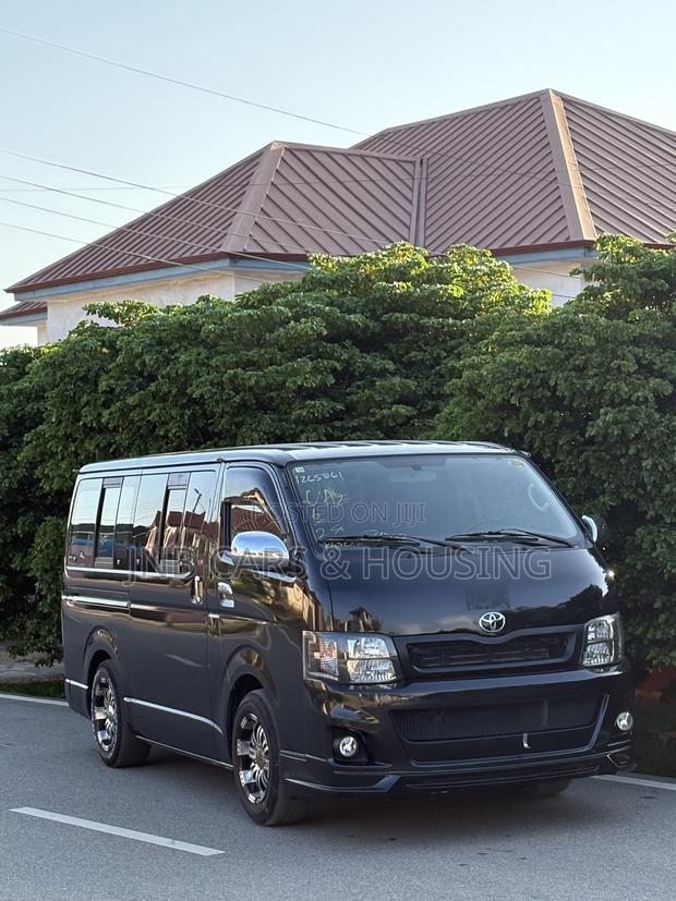Toyota HiAce 2013 Black