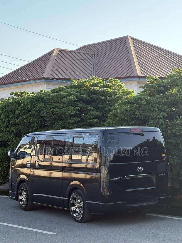 Toyota HiAce 2013 Black