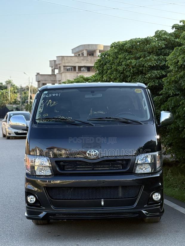 Toyota HiAce 2013 Black