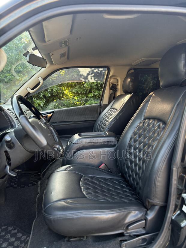 Toyota HiAce 2013 Black