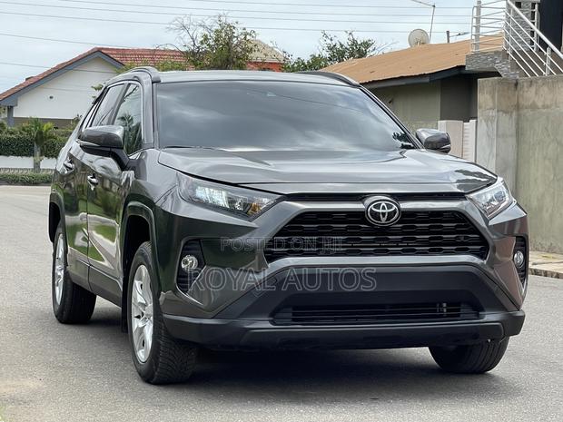 Toyota RAV4 XLE 2021 Gray photo 2