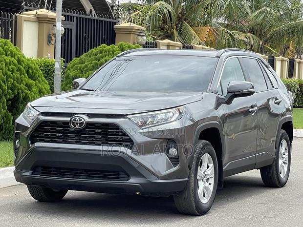 Toyota RAV4 XLE 2021 Gray photo 3