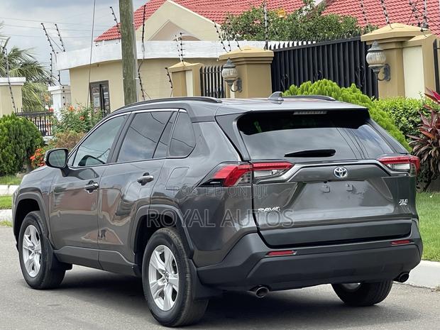 Toyota RAV4 XLE 2021 Gray photo 5