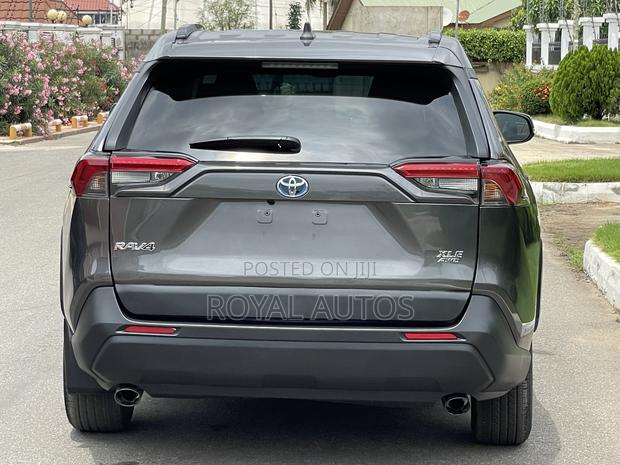 Toyota RAV4 XLE 2021 Gray photo 4