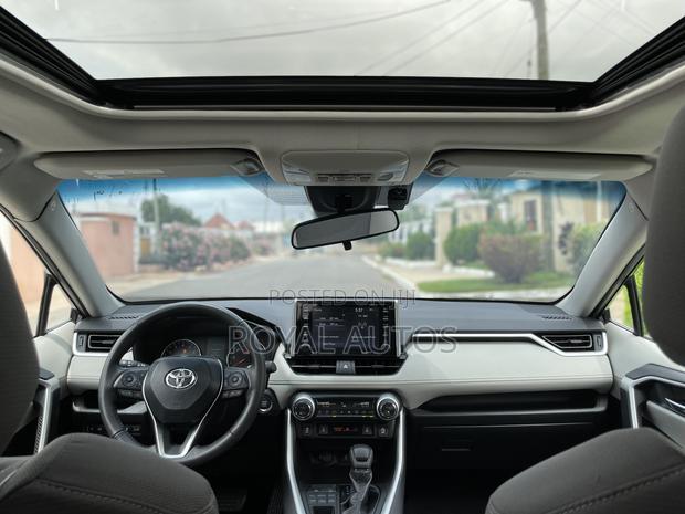 Toyota RAV4 XLE 2021 Gray photo 9