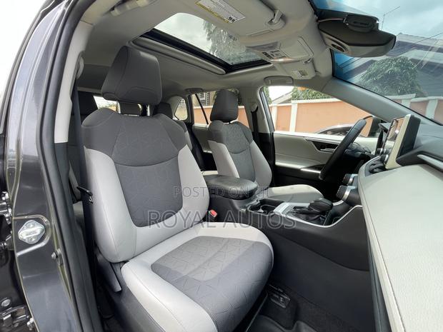 Toyota RAV4 XLE 2021 Gray photo 6