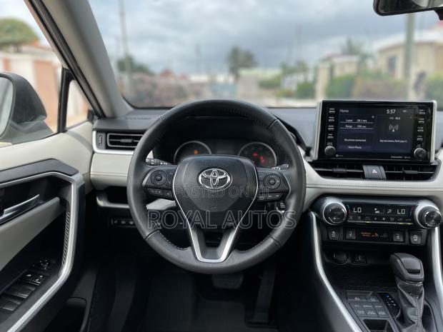Toyota RAV4 XLE 2021 Gray photo 11
