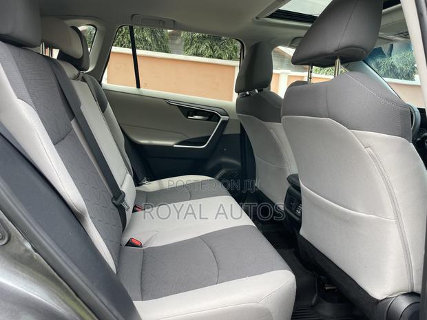 Toyota RAV4 XLE 2021 Gray photo 8