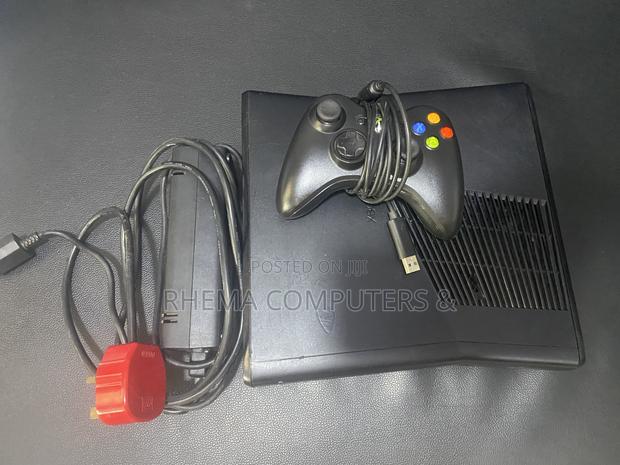 Xbox 360 Slim With 9 Games and a Controller photo 3