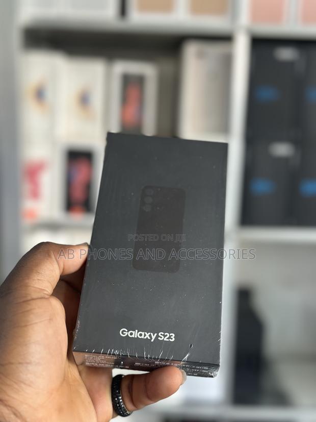 New Samsung Galaxy S23 128 GB Gold · Photo 4