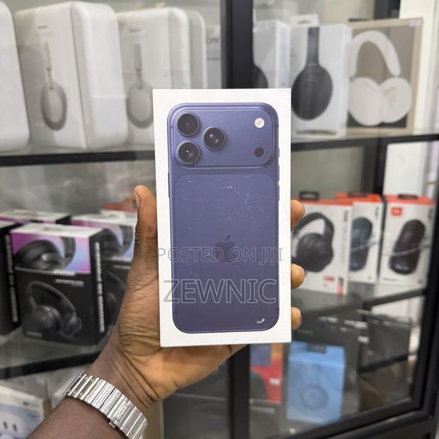 New Apple iPhone 17 Pro Max 512 GB Blue · Photo 4