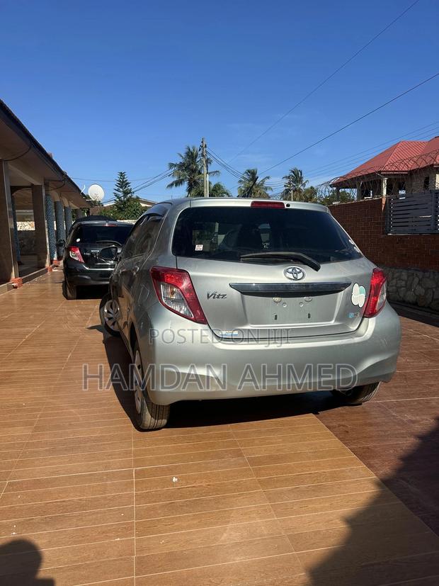 Toyota Vitz 1.3 FWD 5dr 2012 Green