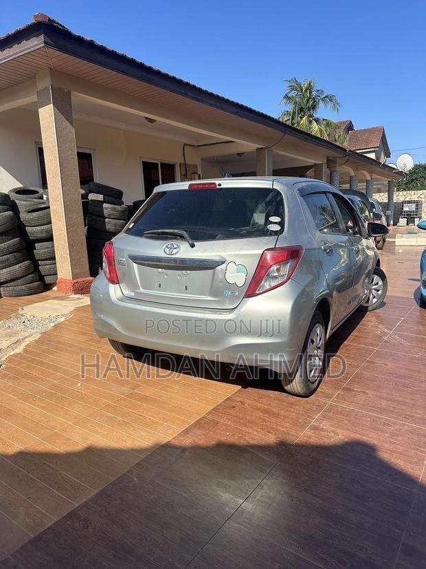 Toyota Vitz 1.3 FWD 5dr 2012 Green