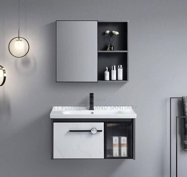 European Cabinet Basin With Mirror Complete · Photo 2