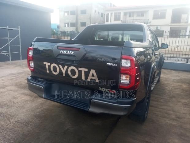 New Toyota Hilux 2025 Black photo 4