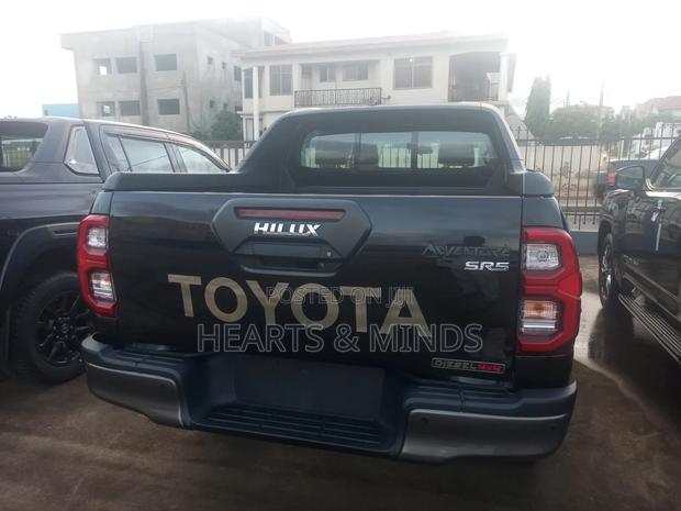 New Toyota Hilux 2025 Black photo 5