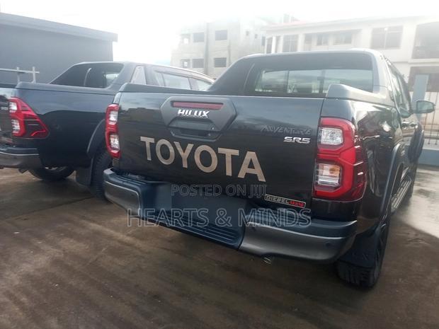 New Toyota Hilux 2025 Black photo 6