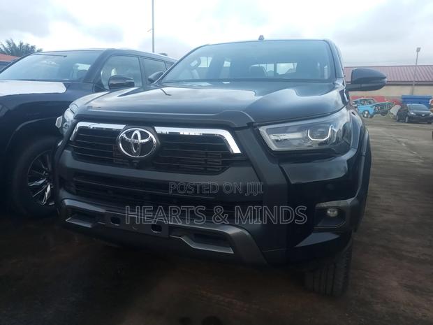 New Toyota Hilux 2025 Black photo 7