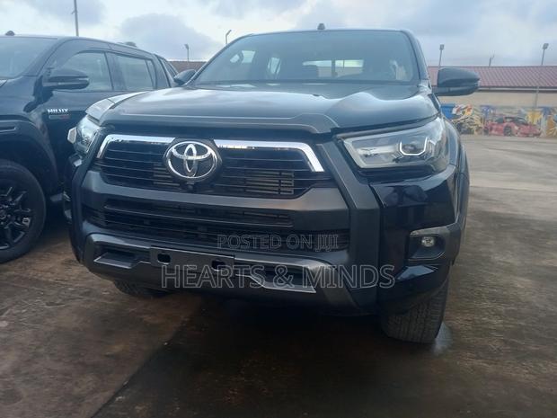 New Toyota Hilux 2025 Black photo 8