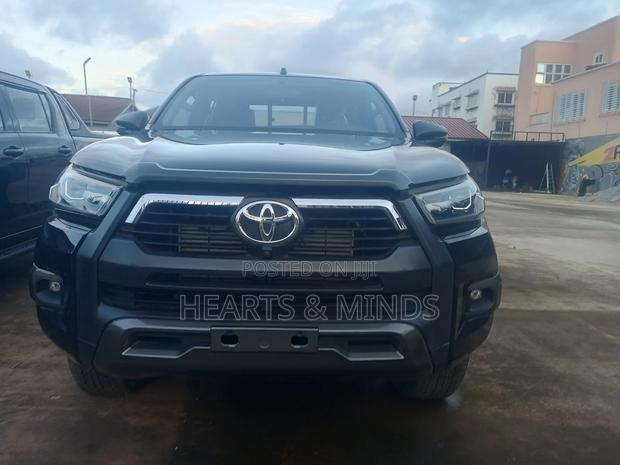 New Toyota Hilux 2025 Black photo 3