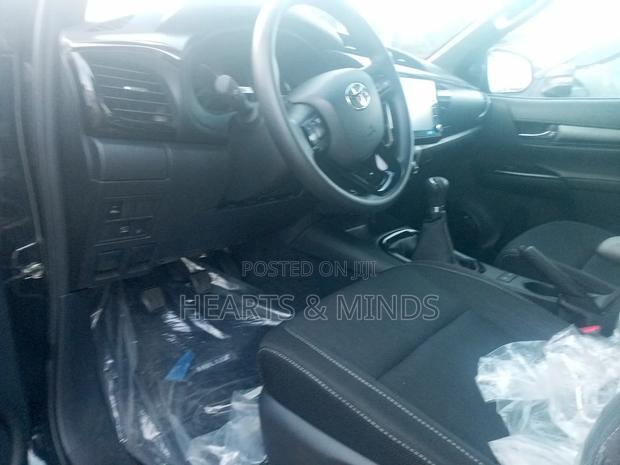 New Toyota Hilux 2025 Black photo 9