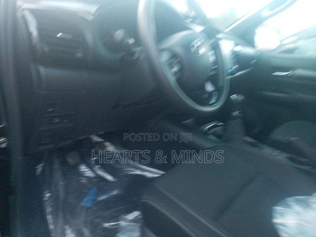 New Toyota Hilux 2025 Black photo 10
