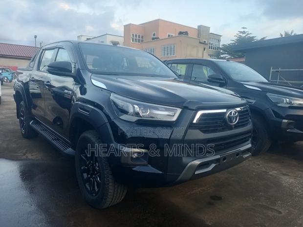 New Toyota Hilux 2025 Black photo 2