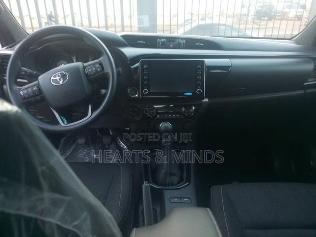 New Toyota Hilux 2025 Black photo 12