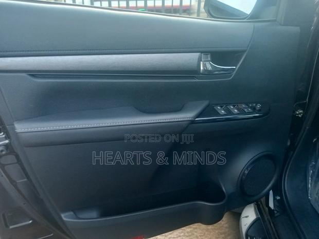 New Toyota Hilux 2025 Black photo 13