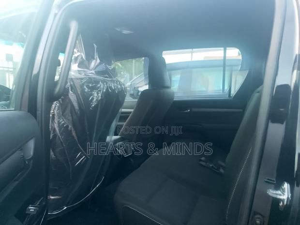 New Toyota Hilux 2025 Black photo 14