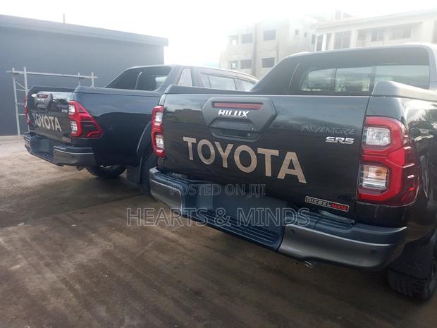 New Toyota Hilux 2025 Black photo 15
