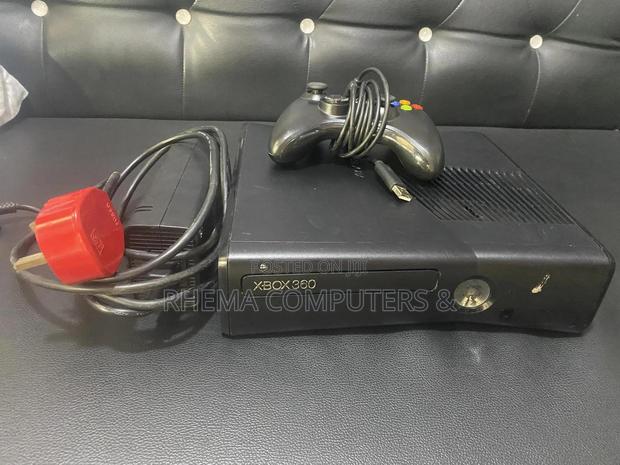 Xbox 360 Slim With 9 Games and a Controller photo 2