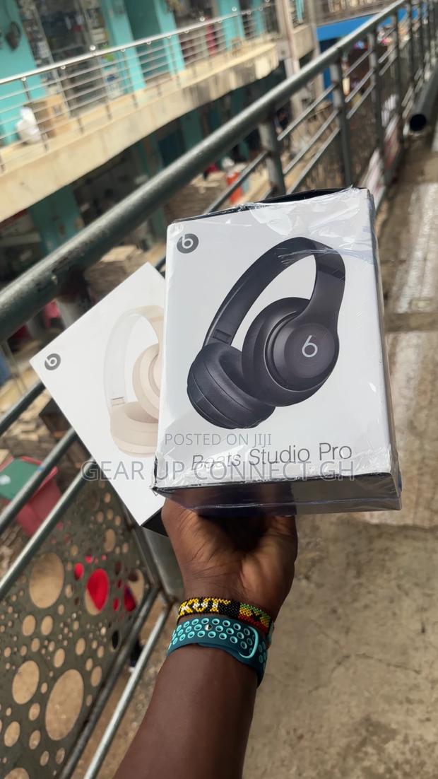 Beat Studio Pro Headset With Protective Case · Photo 2