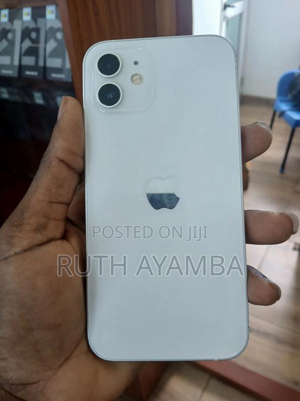 Apple iPhone 12 64 GB White · Photo 3