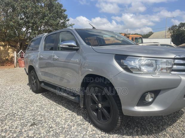 Toyota Hilux 2017 Gray photo 4
