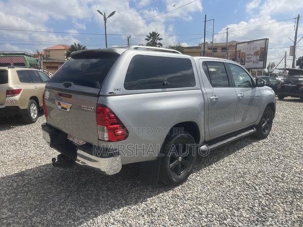 Toyota Hilux 2017 Gray photo 6