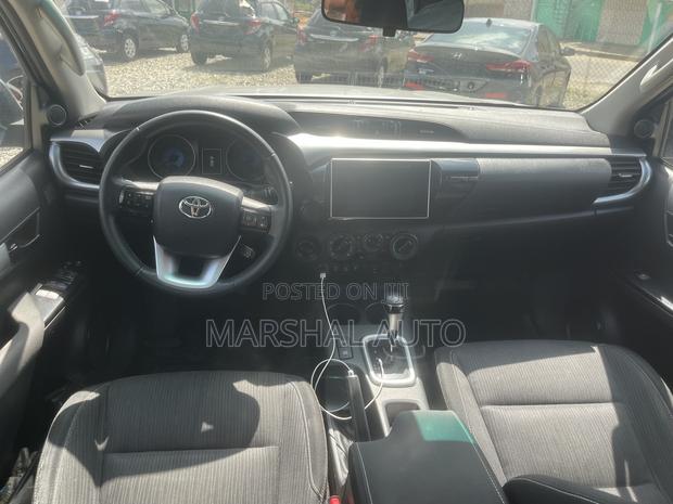 Toyota Hilux 2017 Gray photo 10