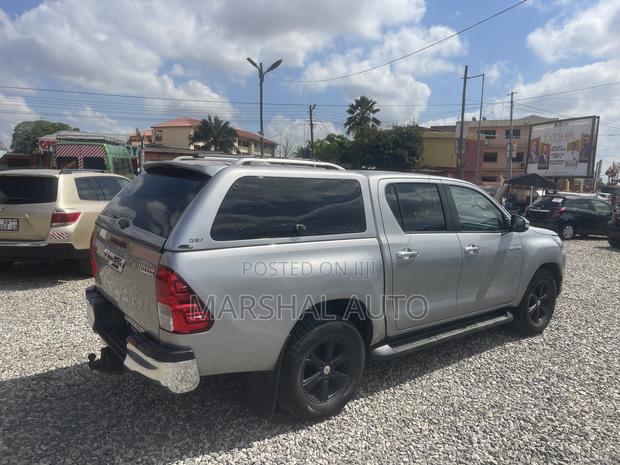 Toyota Hilux 2017 Gray photo 13