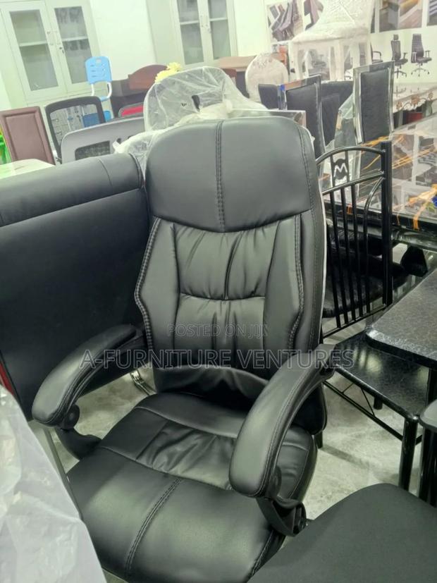 Quality Leather Manager Chair · Photo 2