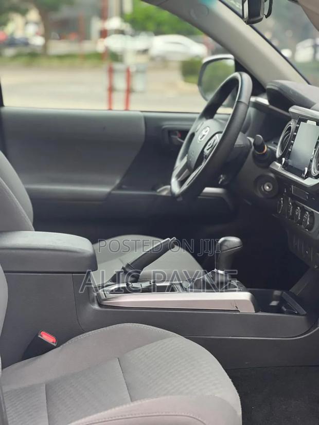 Toyota Tacoma SR5 2022 White