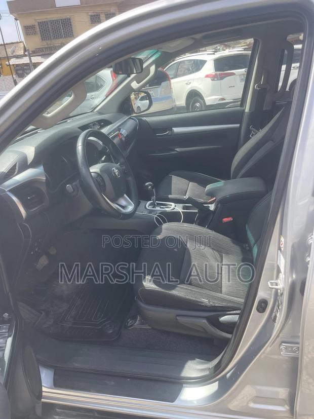 Toyota Hilux 2017 Gray photo 2