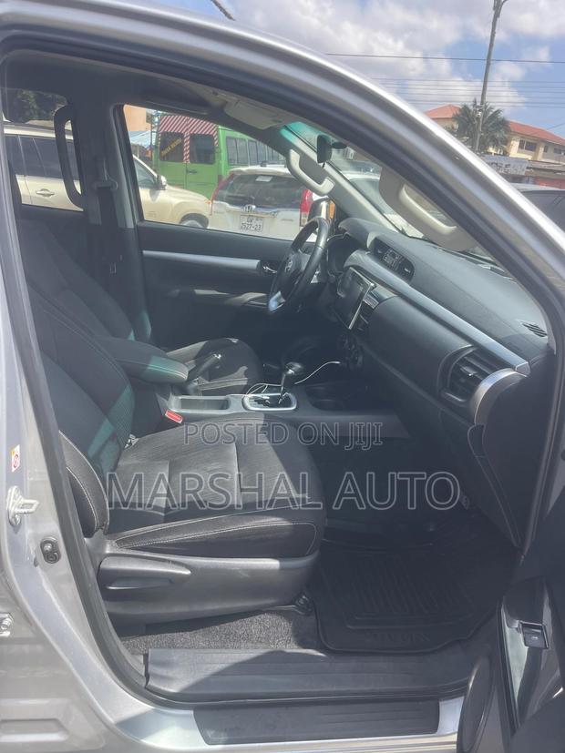 Toyota Hilux 2017 Gray photo 3