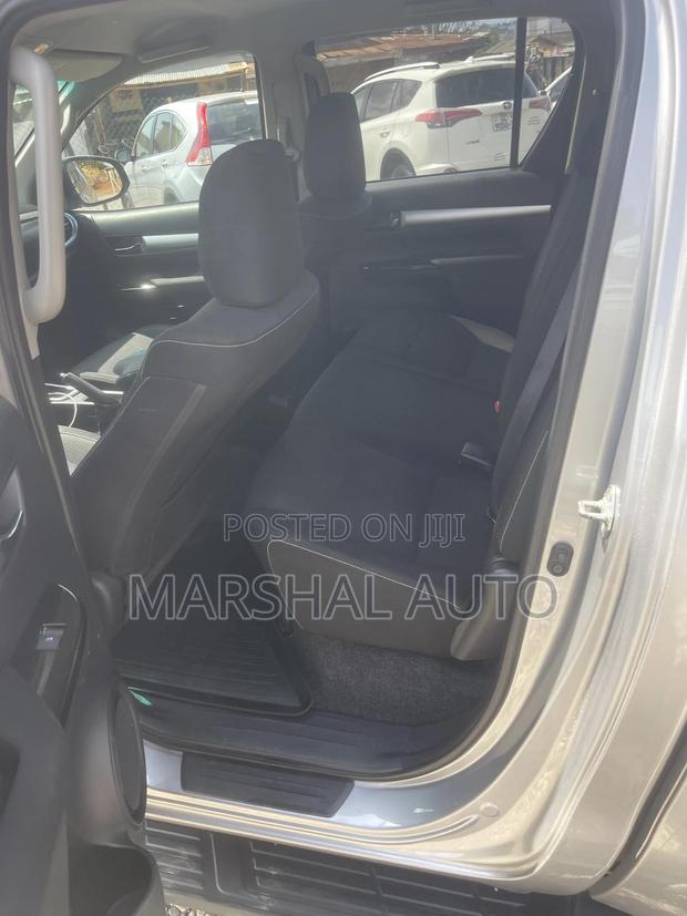Toyota Hilux 2017 Gray photo 5