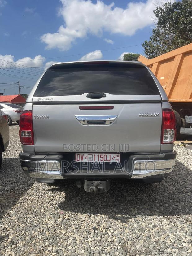 Toyota Hilux 2017 Gray photo 12