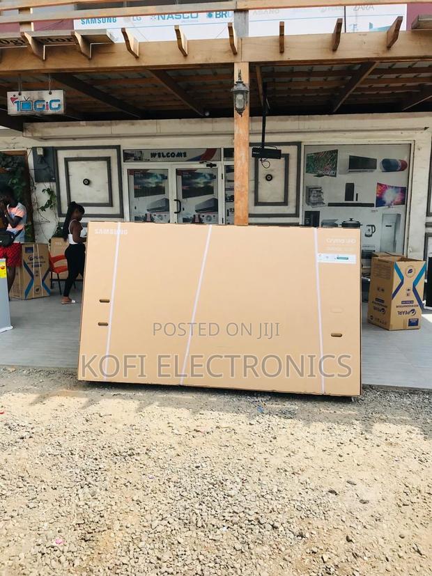 Smart Entertainment Hub Samsung 98” Tv · Photo 4