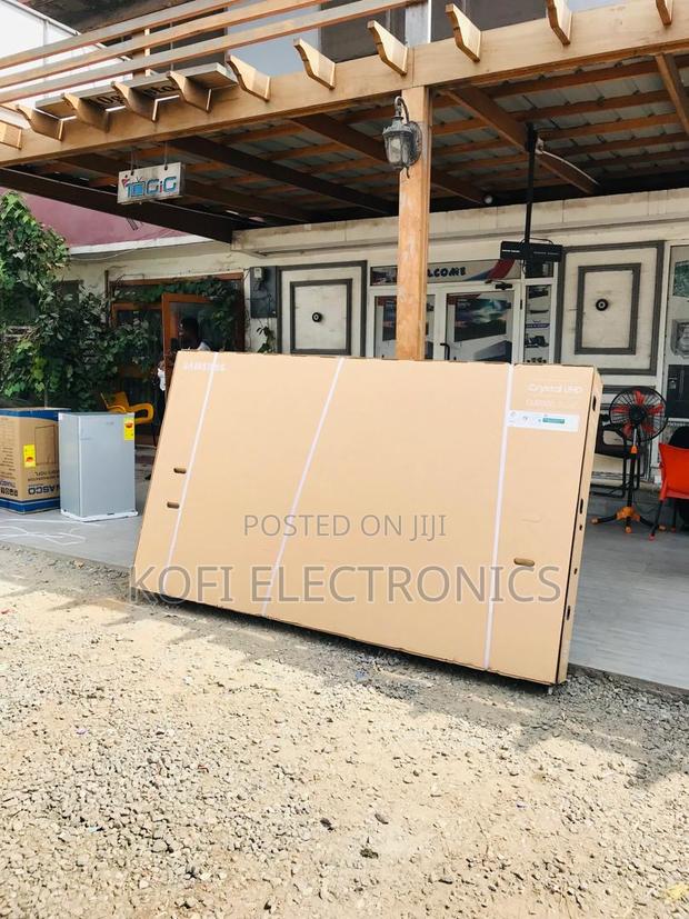 Smart Entertainment Hub Samsung 98” Tv · Photo 3